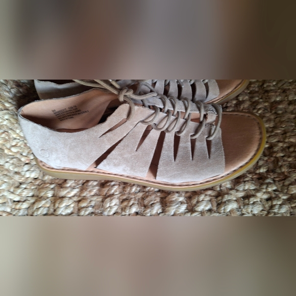 Born tan strappy sandals Sz 9 Gladiator Western Casual Boho Travel Cruise Flat - Picture 8 of 9
